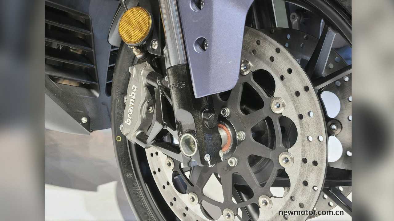 benelli-1200gt-wheel-closeup.jpg