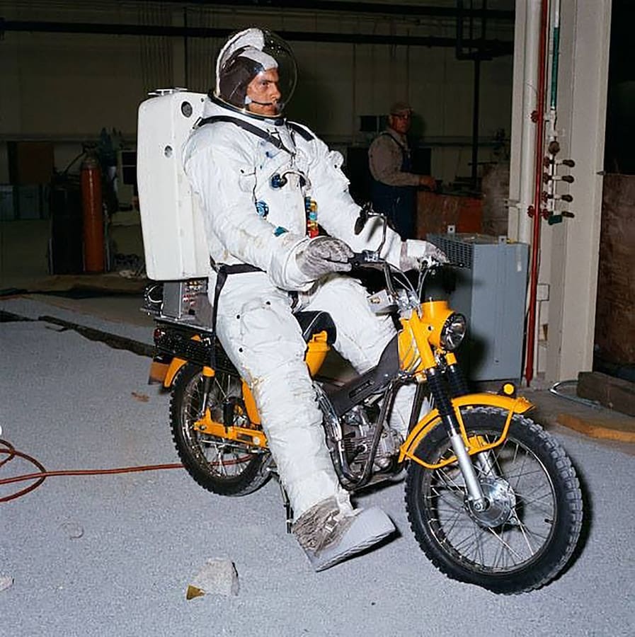 Pic-2_Astronaut-Honda_CT90.jpg